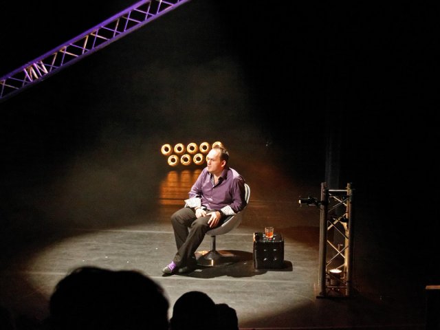 Haut les mains, c'est un stand-up!